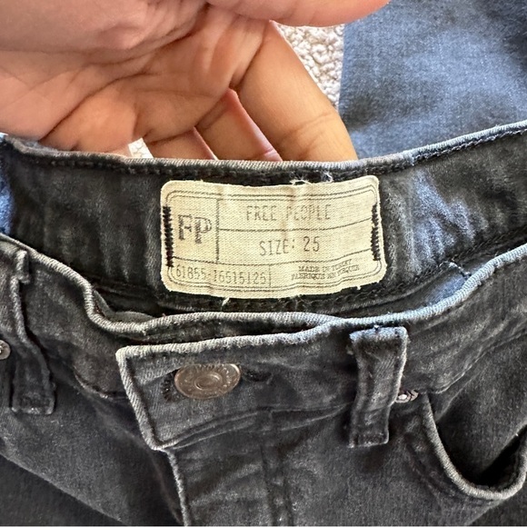 Free People Women's Black Skinny Jeans with Distressed Knee sz 25 - Picture 6 of 10